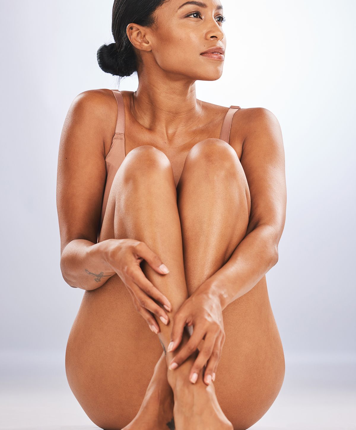 Woman sitting gracefully, showcasing natural beauty.